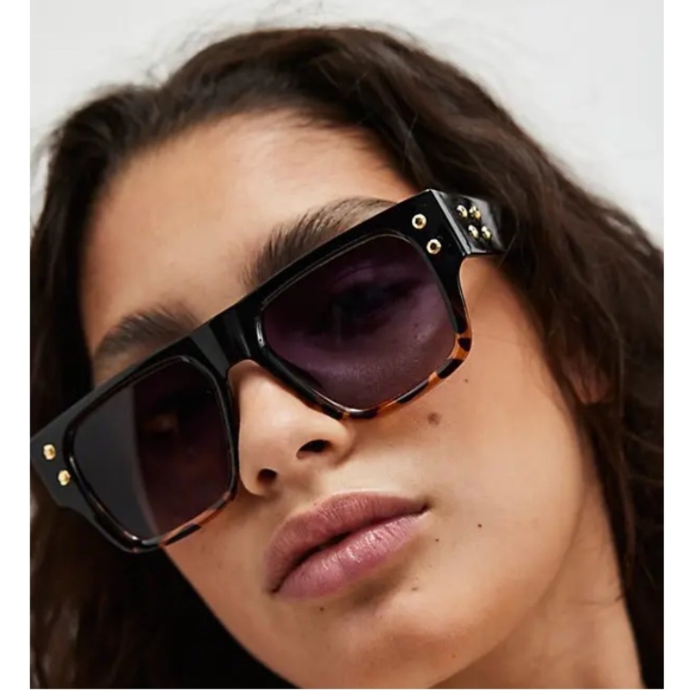 Brisbane Studded 
Rectangle Sunglasses 
COLOR- Tort With Ombre
Free People